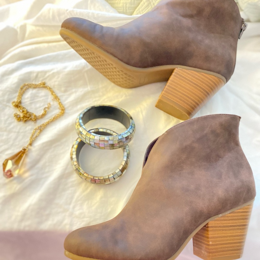 BRAND NEW** A2 by Aerosoles brown booties size 9